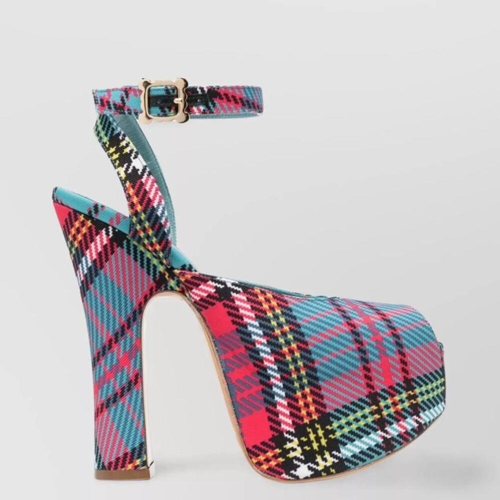 Stand out in vivienne westwoods - Picture 2 of 8